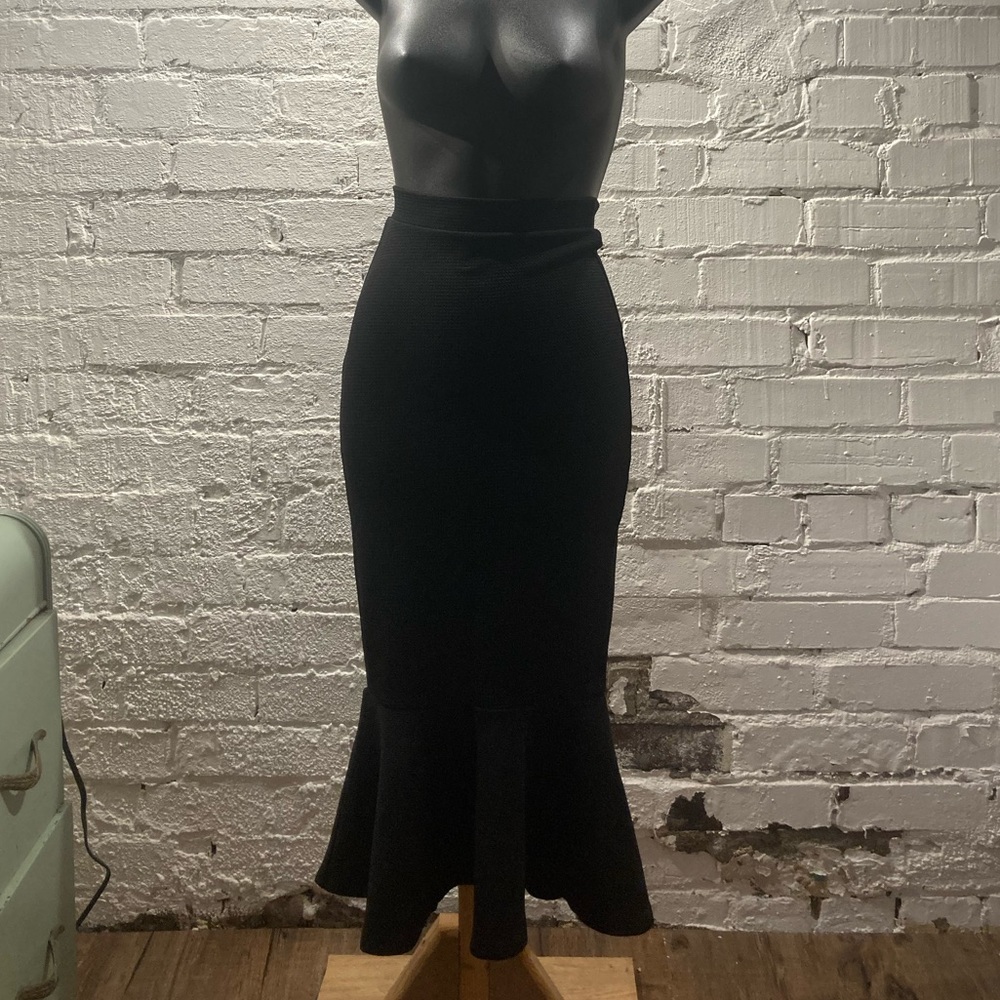 $10 NWT Sirens Mermaid Flare Black Midi Skirt
